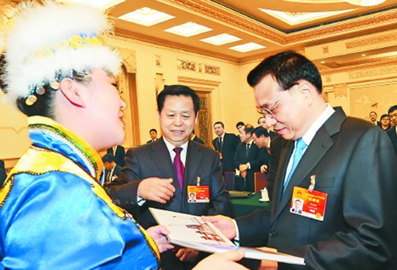 向總理贈赫哲族畫冊