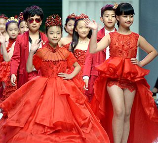 童模亮相时装周 萌态十足