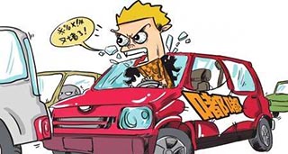 路怒症发作 两车&ldquo;赌气&rdquo;殃及第三车